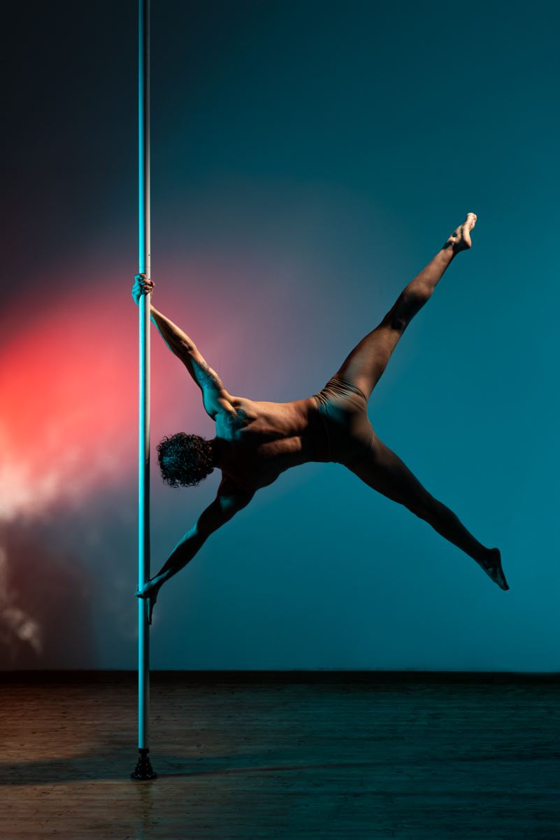 Allieva in equilibrio sul palo